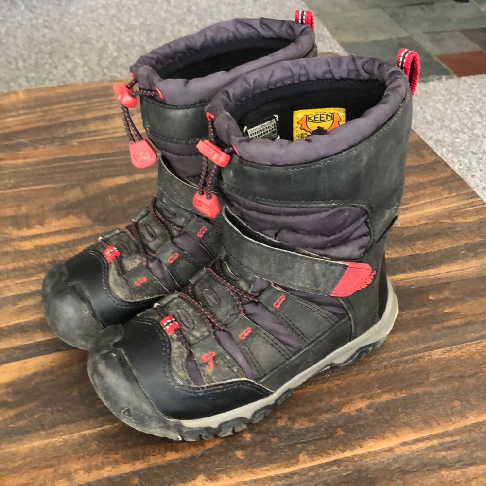 Kids Keen Winterport DT Neo WP Boot. Size 11. Black and red.